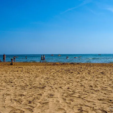 Charming Flat With A Big Terrace Бибионе